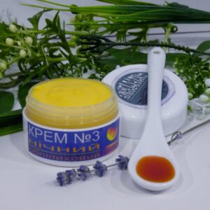 Спіруліна або Spirulina Platensis - категорія мікроводоростей, чий багатий вітамінний склад та наявність амінокислот визначає широкий ряд косметичних властивостей: антивікові, антиоксидантні, ремініралізовані. Також у її біохімічному складі міститься бл. 2000 мінералів, велика концентрація вітаміну В12, незамінні жирні кислоти та рослинні ферменти. Головна особливість – висока концентрація білка (до 70%). Крем має ніжну шовковисту консистенцію, економічний у використанні. Відмінно вбирається, робить шкіру оксамитовою, матовою без жирного блиску. Зволожує, живить, має антисептичний та ліфтинговий ефект, розгладжує зморшки, заспокоює подразнення, знімає набряки, освітлює пігментні нерівності, стимулює регенерацію і оновлення клітин. Підходить для усіх типів шкіри, всього обличча, навколо очей та повік. СКЛАД: Олія Обліпихи - одна з найцінніших і унікальніших олій, за своїми регенеруючими та омолоджуючими властивостями. Високий вміст Пальмітолеїнової кислоти, що відповідає за свіжий та квітучий вигляд. Згідно з дослідженнями японських вчених, вміст цієї кислоти знижується вдвічі до 50 років і потребує поповнення ззовні. Обліпихова олія багата, жирними кислотами та фітостеролами, містить 1-6% - каротиноїдів, алканолів, токоферолів та стеролів, а також 8 вітамінів, 24 мінерали та 18 амінокислот. Завдяки такому унікальному складу, відновлює шкірний покрив після сонячних та радіаційних опіків, прискорюючи формування тканин, протидіє появі зморшок, допомагає при ластовинні і пігментних плямах, при вугровому висипі, дерматитах, шкірних тріщинах. Пом'якшує суху шкіру. Масло Бабассу - має антиоксидантну, анти мікробну та антивікову дію. Підходить для всіх типів шкіри, зокрема чутливої. Також надає потужну захисну, пом'якшувальну, зволожуючу, антикуперозну дію на шкіру. Його склад схожий із себумом (власним складом шкіри). Живить, запобігає втраті вологи та посилює захисні функції епідермісу. Гінкго Білоби екстракт - живить і зволожує шкіру, захищає клітини від впливу вільних радикалів, компонент забезпечує прекрасний антивіковий догляд. Покращує мікроциркуляцію, запобігає появі судинної сіточки та передчасному старінню, має протизапальну дію, тонізує шкіру, покращує колір обличчя. Гідролат лаванди – підходить для всіх типів шкіри, регенерує пошкоджену, витончену, запалену, роздратовану. Може використовуватись у чистому вигляді для зняття косметики. Знімає свербіння, заспокоює шкіру після опіків, укусів комах. Олія конопляна холодного віджиму - багата вітамінами А, В1, В2, В6, E, K, D, мікро- і макроелементами, живить і зволожує шкіру, має бактерицидну і ранозагоювальну дію. пов'язує вільні радикали, попереджаючи передчасне старіння. Зміцнює судини, бореться з куперозом, усуває зморшки, знімає роздратування. відновлює бар'єрну функцію епідермісу. нормалізує роботу сальних залоз. Олія Авокадо - Сприяє активному відновленню волокон колагену, живить, зволожує, відновлює ліпідний бар'єр, захищає від несприятливих зовнішніх факторів. Олія Календули – має дезінфікуючі властивості, звужує пори, регулює утворення підшкірного сала, сприяє загоєнню подряпин, порізів, тріщин. Д-пантенол - активізує процеси водного та жирового обміну в клітинах, посилює колагенові волокна, а також надає легку протизапальну дію, забезпечує тривале та постійне зволоження. Гіалуронова кислота високомолекулярна - забезпечує поверхневе зволоження шкіри та одночасно встановлюється захисний бар'єр, захищає шкіру від інфекцій, є відмінним засобом для пошкодженої шкіри, сприяє її регенерації без шрамів; Дає миттєвий ефект ліфтингу. Гіалуронова кислота низькомолекулярна – зволожує глибокі шари шкіри, проводячи в них корисні компоненти крему. Тонізує, допомагає відновити правильне вироблення шкірного сала, сприяє виробленню колагену та звуженню пор. Сприяє нормалізації розподілу меланіну, освітлює, покращує тон виснаженої «землявої» шкіри, Колаген рибний - зволожує, загоює ранки та тріщини, відновлює структуру шкіри, робить її пружною та еластичною, надає ефект ліфтингу (підтягує контури обличчя), відновлює структуру оболонки волосся. СО2 екстракт насіння Моркви – містить жирні кислоти, що мають пом'якшувальну дію, каротиноїди, що відповідають за імунітет шкіри, флавоноїди з знезаражуючою та в'яжучою дією, ефірну олію. Всі компоненти з високою біодоступністю сприяють зміцненню шкіри, живлять її та активують власні відновлювальні процеси. СО2 Екстракт Петрушки – містить у великій кількості Вітамін краси – А. Біологічно активні речовини, що містяться в петрушці, покращують обмін речовин у шкірі, тонізують її та відбілюють. Екстракт Петрушки це також заспокійливий, дезінфікуючий та протизапальний засіб. Захищає шкіру від дії ультрафіолетових променів, та володіє здатністю відмінно освітлювати колір шкіри, видаляти ластовиння та пігментні плями, має протинабрякову дію на повіки і ефективно зменшує темні кола під очима. Алое Вера гель - має високу концентрацію корисних речовин: природний антисептик барбалоїн, ефірні олії, амінокислоти, ферменти, вітаміни групи В, А, С, Е, а також холін та фолієва кислота. Вітамін Е є ефективним антиоксидантом, допомагає організму боротися з природним старінням, нейтралізує вільні радикали, покращує тонус шкіри. Стеаринова кислота – заспокоює, пом'якшує шкіру. Емульгатор, загусник. Olivem 1000 - емульгатор рослинного походження, виготовлений з оливкової олії, має молекулярну організацію, подібну до ліпідного бар'єру шкіри, тому підтримує його цілісність і стимулює доставку активних компонентів у більш глибокі шари шкіри. Zemea® - 100% натуральна заміна гліколей, виробляється в процесі ферментування кукурудзяного цукру. Має зволожуючі та пом'якшуючі властивості, Підходить для чутливої шкіри.